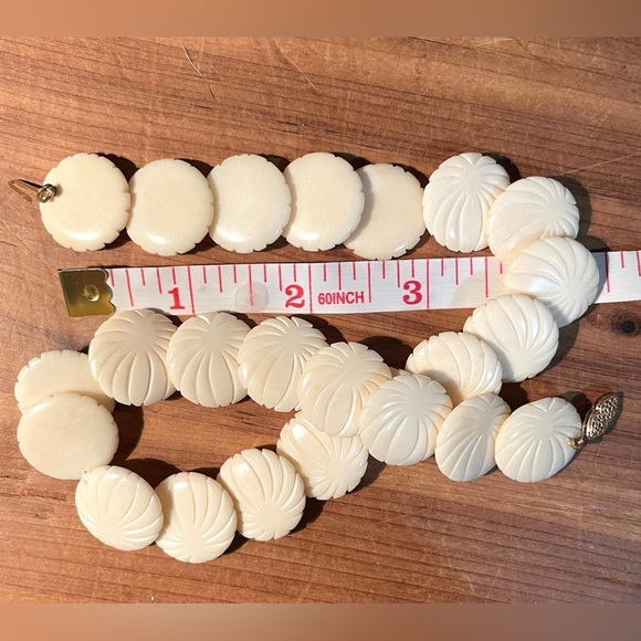 Vintage carved Bakelite disc choker necklace​​ - Picture 4 of 7